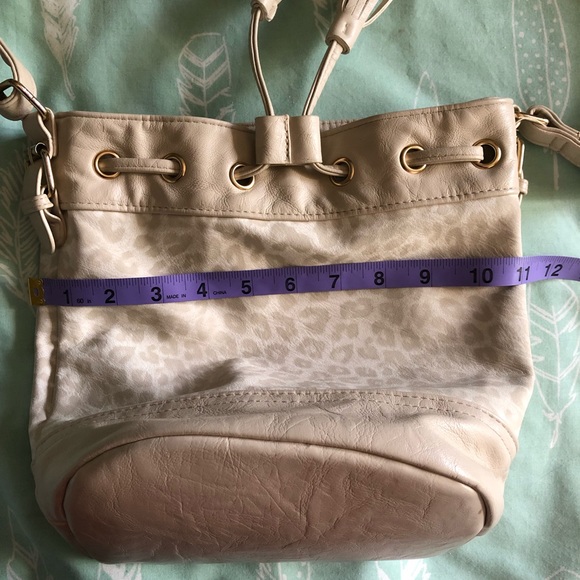 Leopard print crossbody bucket bag - Fiorelli neutral cream snow leopard print - Picture 10 of 16